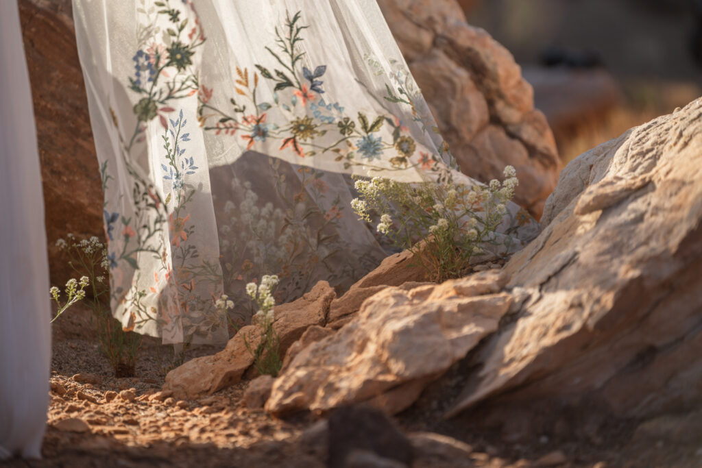 veil with floral embroidery in Moab 